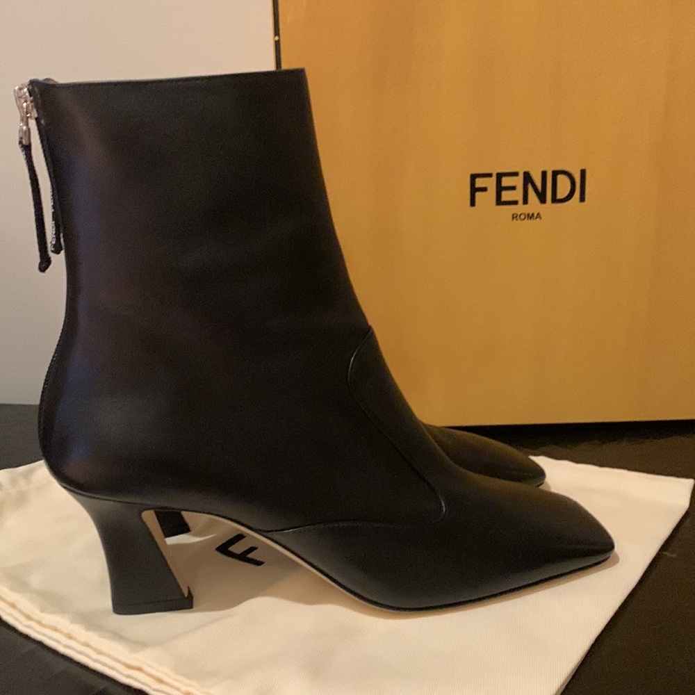 FENDI FFREEDOM CALF LEATHER BOOTIES IN BLACK WITH CONTOURED HEEL SIZE EU 38.5